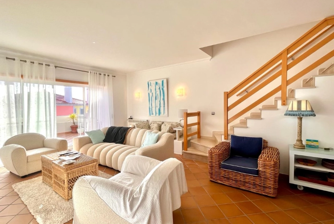 MORADIA EM BANDA COM 3 QUARTOS E LUGAR DE GARAGEM JUNTO À BEIRA MAR, NO PRAIA D’EL REY BEACH & GOLF RESORT, PERTO DAS PRAIAS DE PENICHE