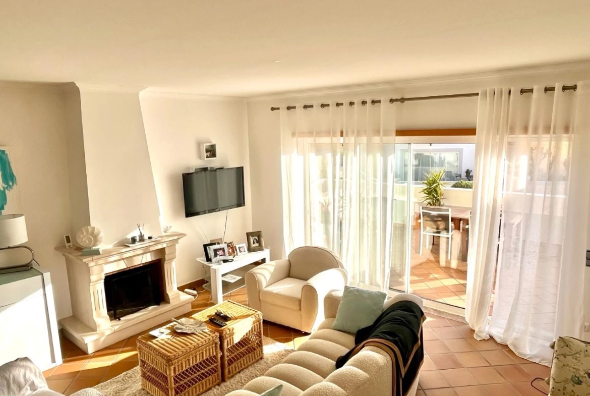 MORADIA EM BANDA COM 3 QUARTOS E LUGAR DE GARAGEM JUNTO À BEIRA MAR, NO PRAIA D’EL REY BEACH & GOLF RESORT, PERTO DAS PRAIAS DE PENICHE