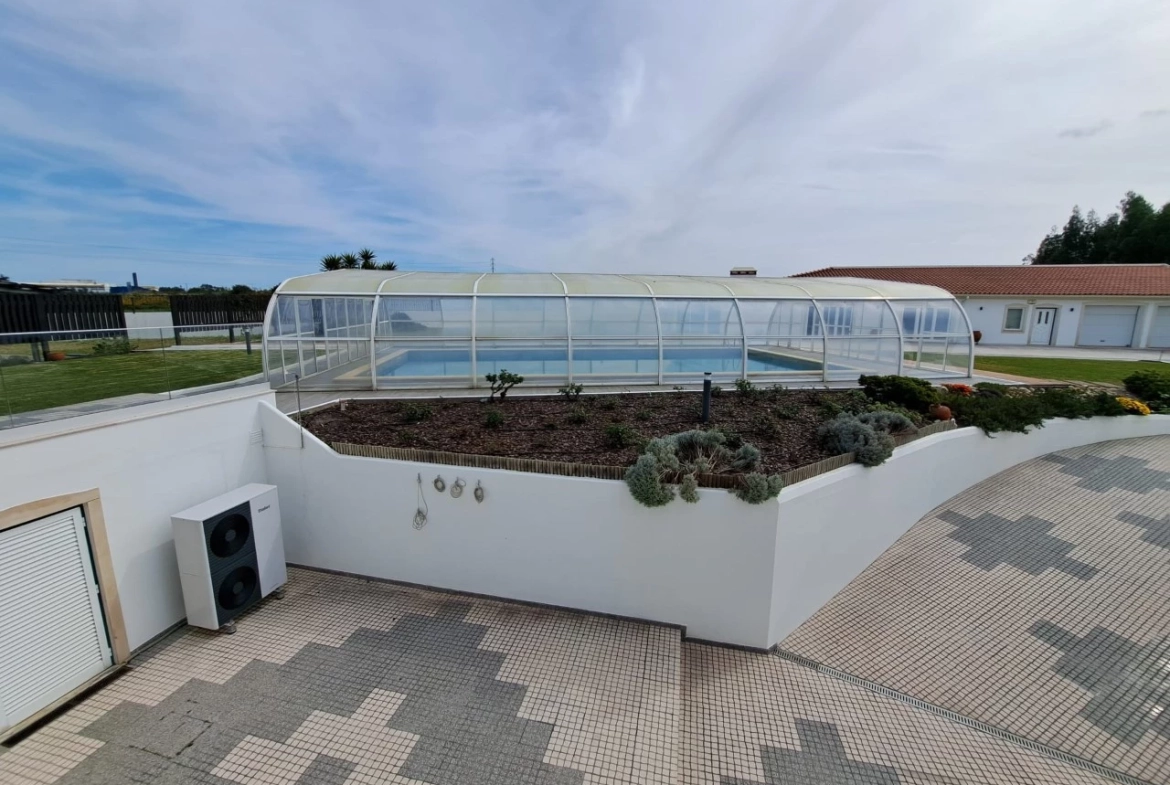 MORADIA COM EXCELENTES AREAS E PISCINA A 3 MINUTOS DA PRAIA DA VIEIRA