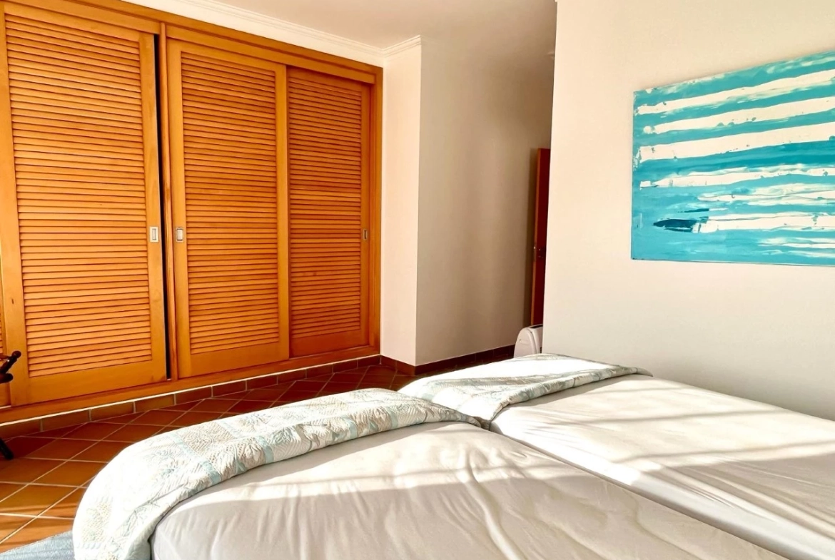 MORADIA EM BANDA COM 3 QUARTOS E LUGAR DE GARAGEM JUNTO À BEIRA MAR, NO PRAIA D’EL REY BEACH & GOLF RESORT, PERTO DAS PRAIAS DE PENICHE