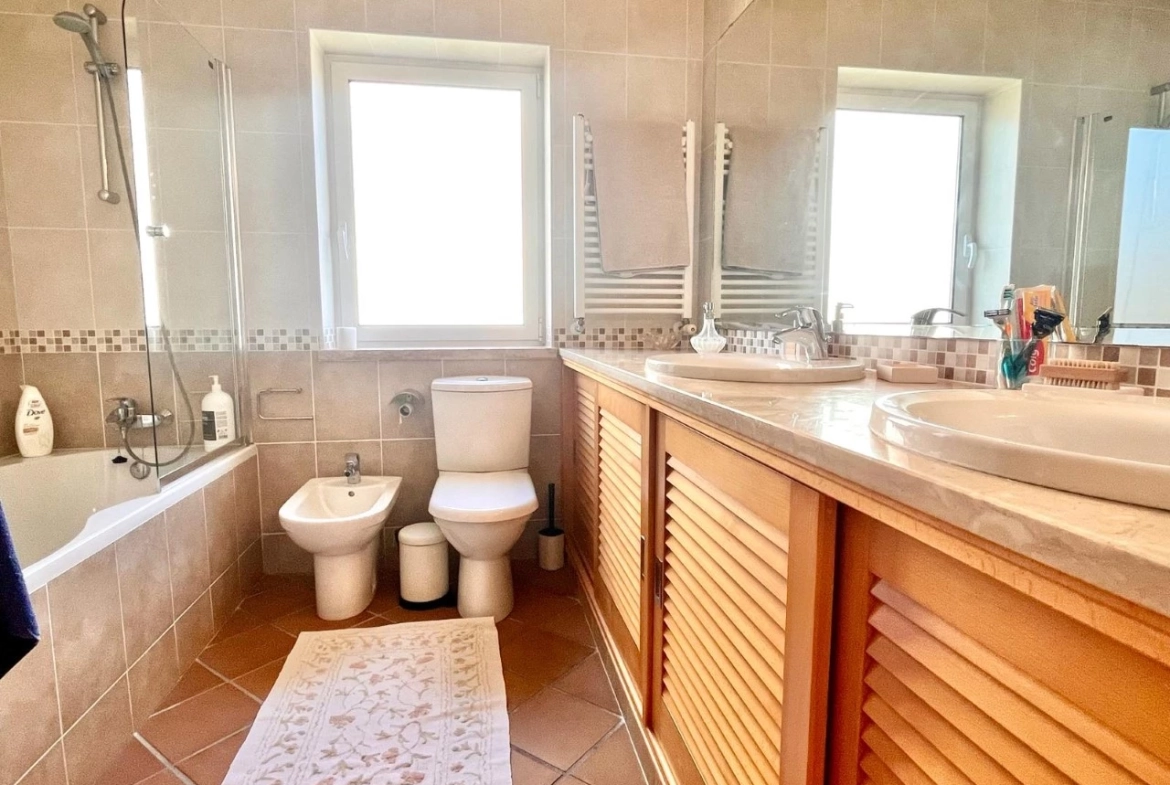 MORADIA EM BANDA COM 3 QUARTOS E LUGAR DE GARAGEM JUNTO À BEIRA MAR, NO PRAIA D’EL REY BEACH & GOLF RESORT, PERTO DAS PRAIAS DE PENICHE