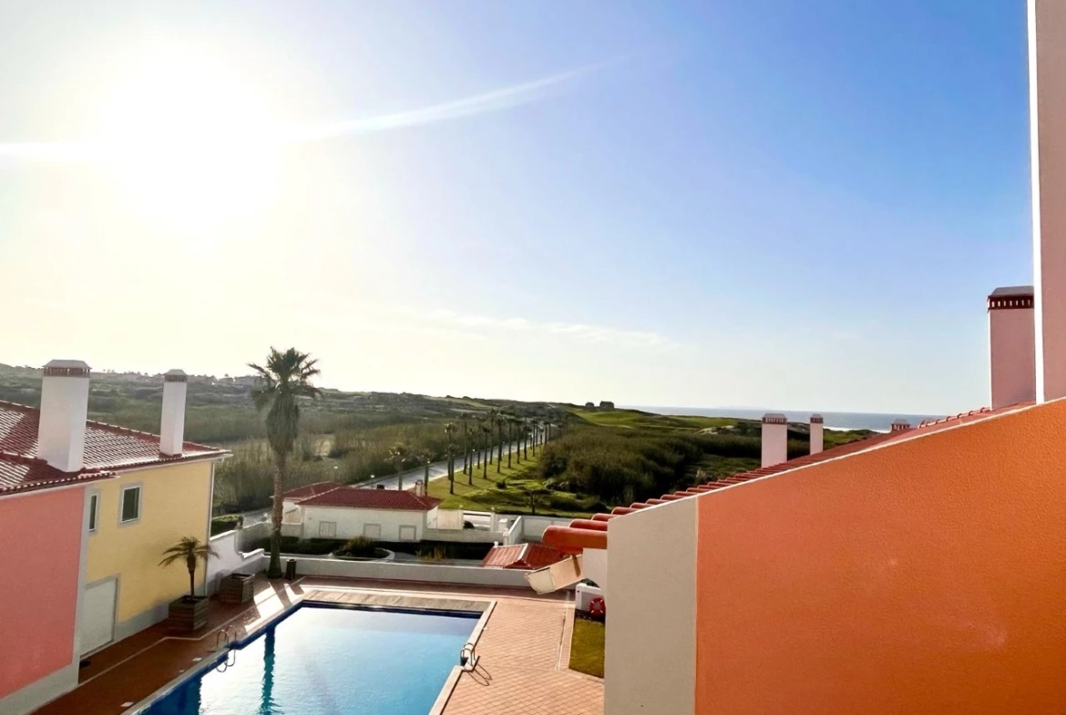 MORADIA EM BANDA COM 3 QUARTOS E LUGAR DE GARAGEM JUNTO À BEIRA MAR, NO PRAIA D’EL REY BEACH & GOLF RESORT, PERTO DAS PRAIAS DE PENICHE