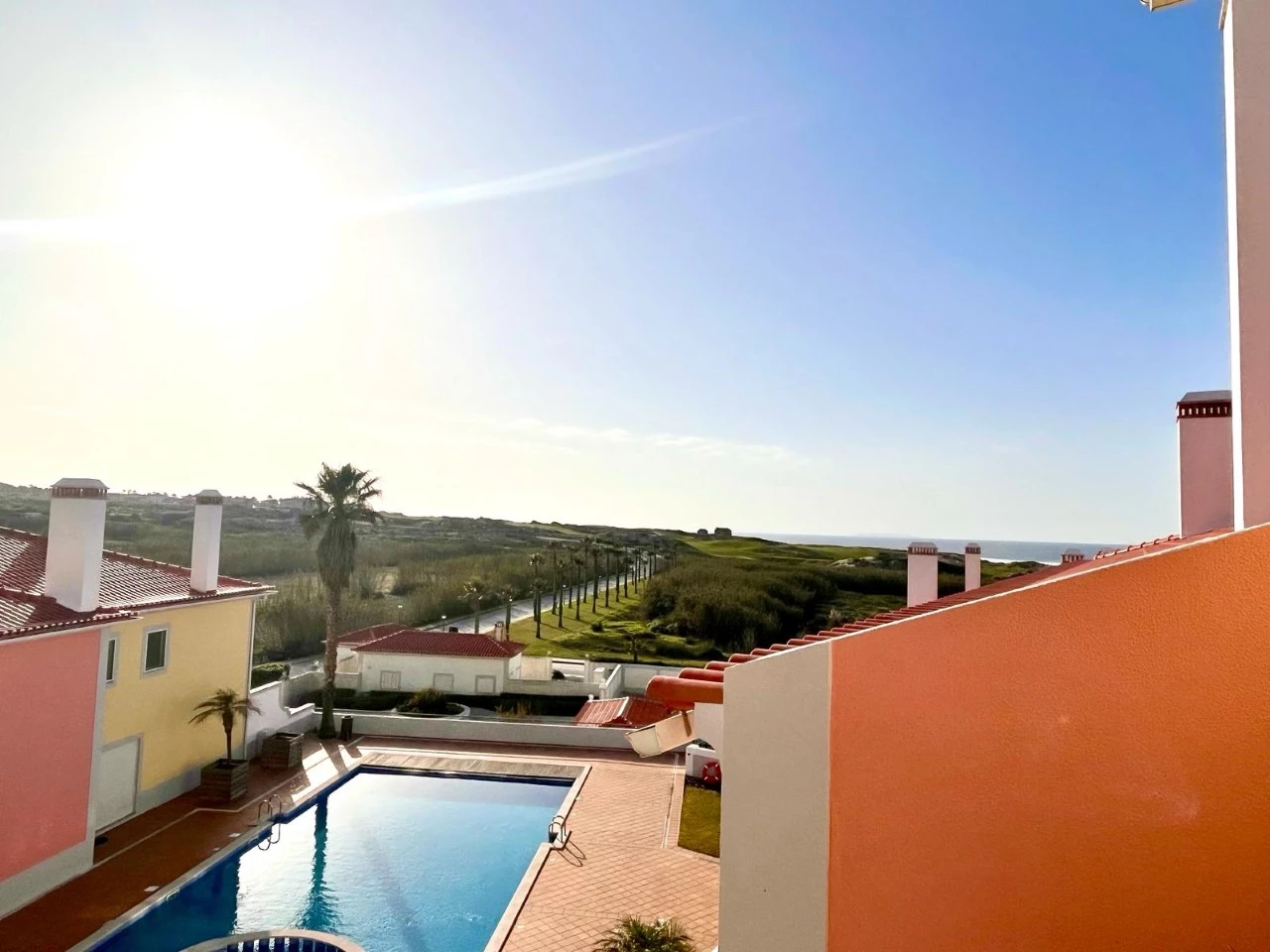 14 MORADIA EM BANDA COM 3 QUARTOS E LUGAR DE GARAGEM JUNTO À BEIRA MAR, NO PRAIA D’EL REY BEACH & GOLF RESORT, PERTO DAS PRAIAS DE PENICHE