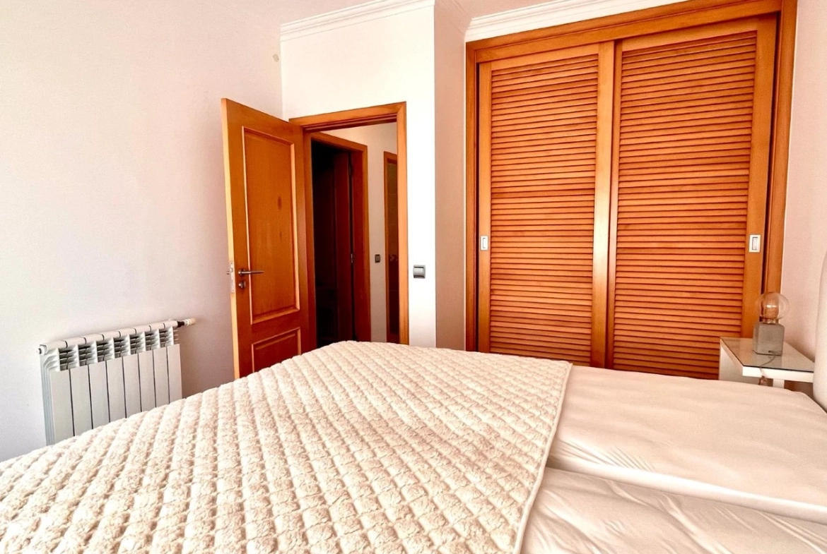 MORADIA EM BANDA COM 3 QUARTOS E LUGAR DE GARAGEM JUNTO À BEIRA MAR, NO PRAIA D’EL REY BEACH & GOLF RESORT, PERTO DAS PRAIAS DE PENICHE
