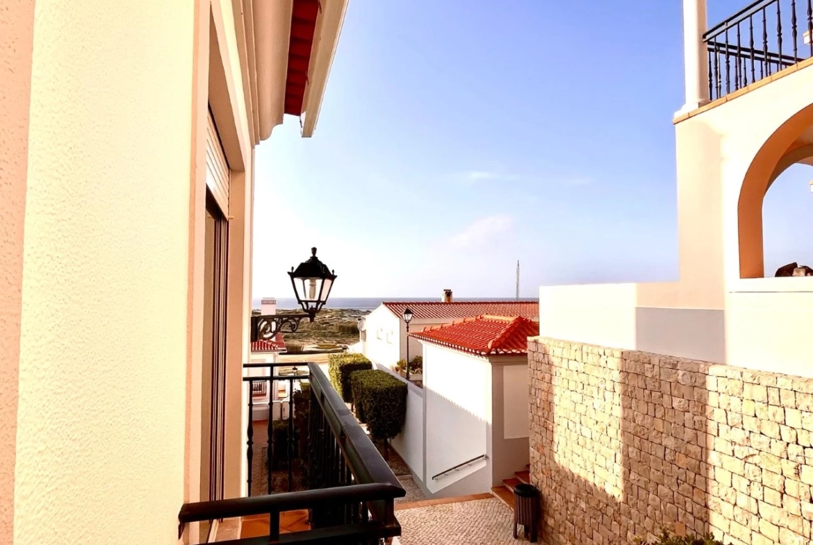 MORADIA EM BANDA COM 3 QUARTOS E LUGAR DE GARAGEM JUNTO À BEIRA MAR, NO PRAIA D’EL REY BEACH & GOLF RESORT, PERTO DAS PRAIAS DE PENICHE