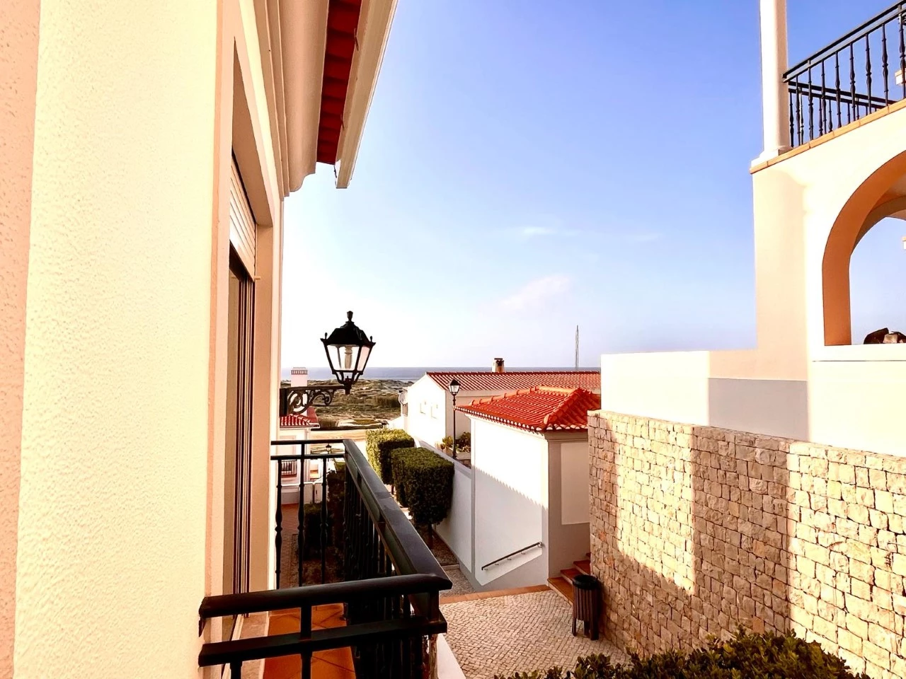 17 MORADIA EM BANDA COM 3 QUARTOS E LUGAR DE GARAGEM JUNTO À BEIRA MAR, NO PRAIA D’EL REY BEACH & GOLF RESORT, PERTO DAS PRAIAS DE PENICHE