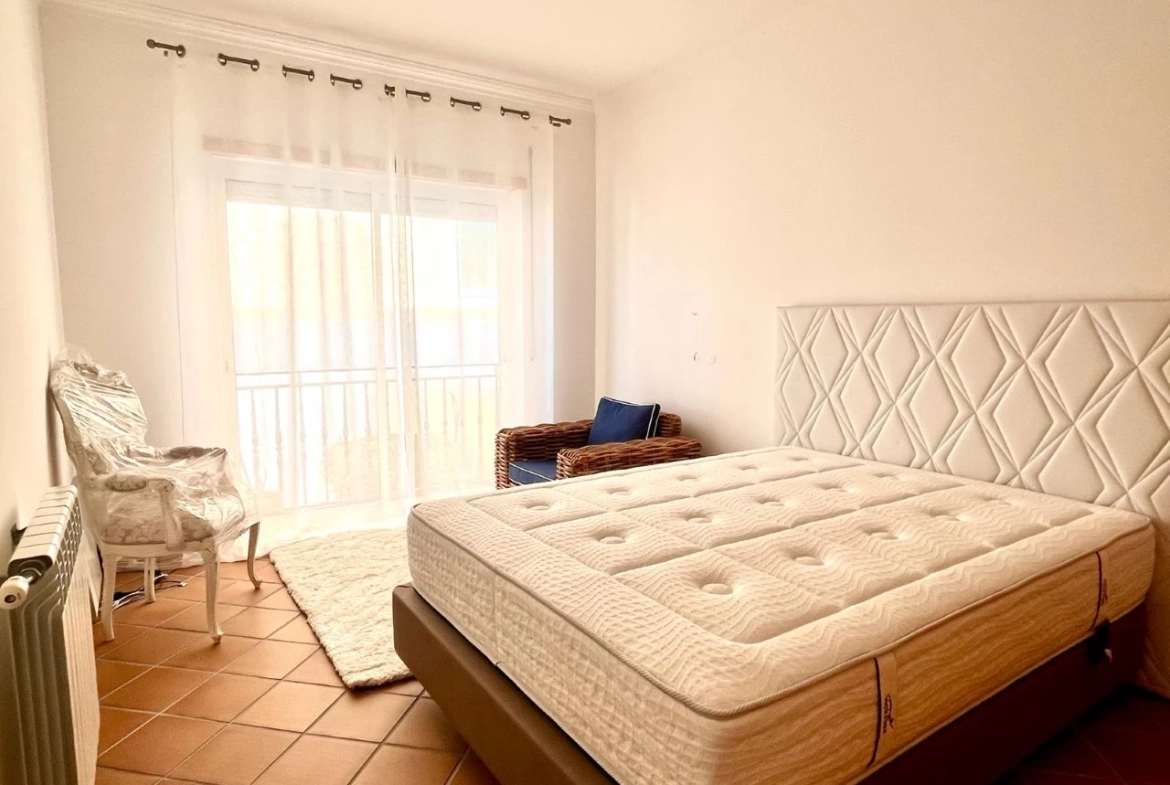 MORADIA EM BANDA COM 3 QUARTOS E LUGAR DE GARAGEM JUNTO À BEIRA MAR, NO PRAIA D’EL REY BEACH & GOLF RESORT, PERTO DAS PRAIAS DE PENICHE