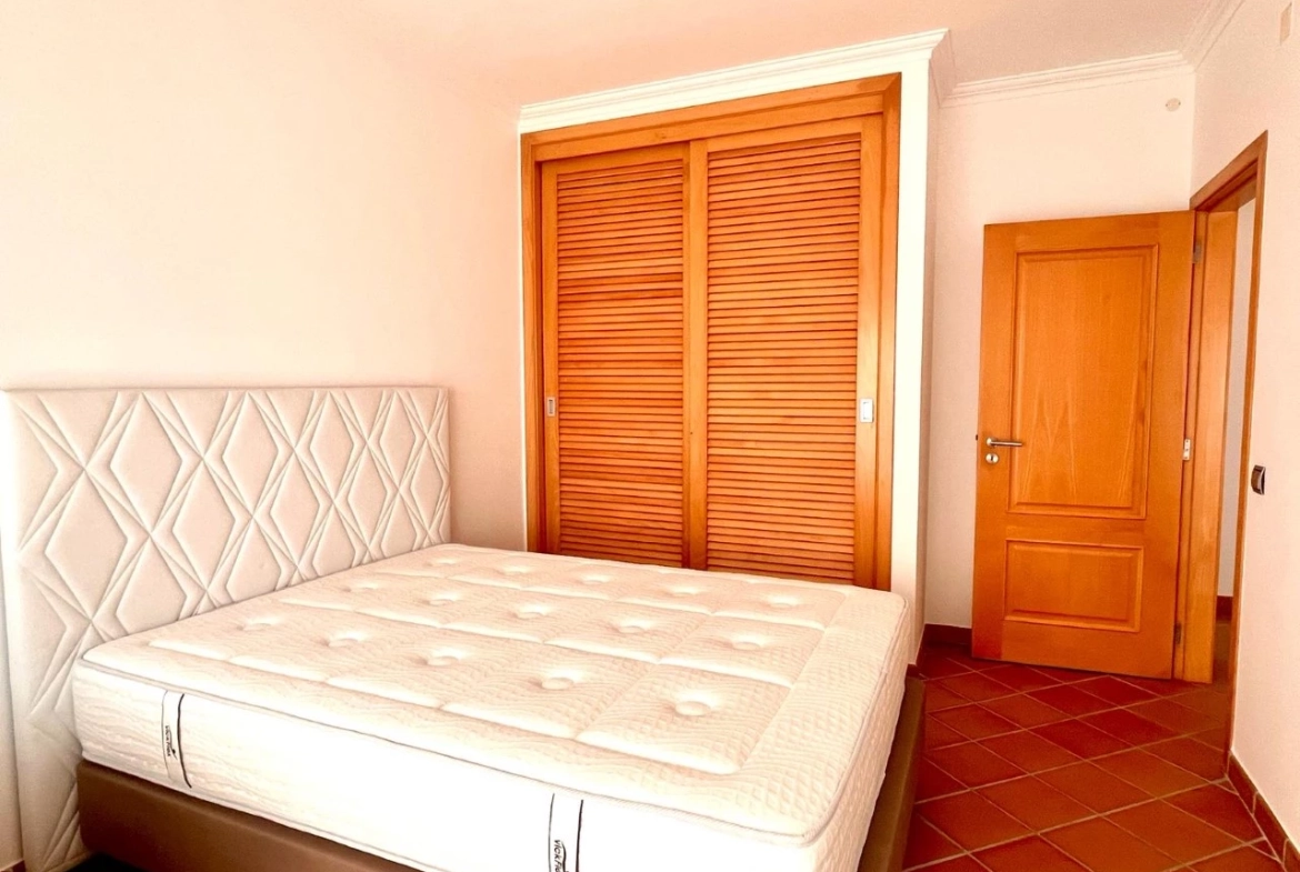 MORADIA EM BANDA COM 3 QUARTOS E LUGAR DE GARAGEM JUNTO À BEIRA MAR, NO PRAIA D’EL REY BEACH & GOLF RESORT, PERTO DAS PRAIAS DE PENICHE