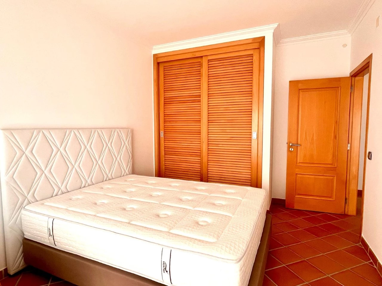 19 MORADIA EM BANDA COM 3 QUARTOS E LUGAR DE GARAGEM JUNTO À BEIRA MAR, NO PRAIA D’EL REY BEACH & GOLF RESORT, PERTO DAS PRAIAS DE PENICHE