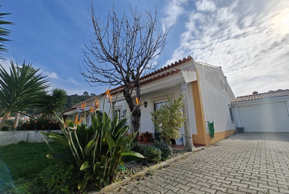 MORADIA COM 4 QUARTOS NUM AGRADÁVEL CONDOMÍNIO FECHADO