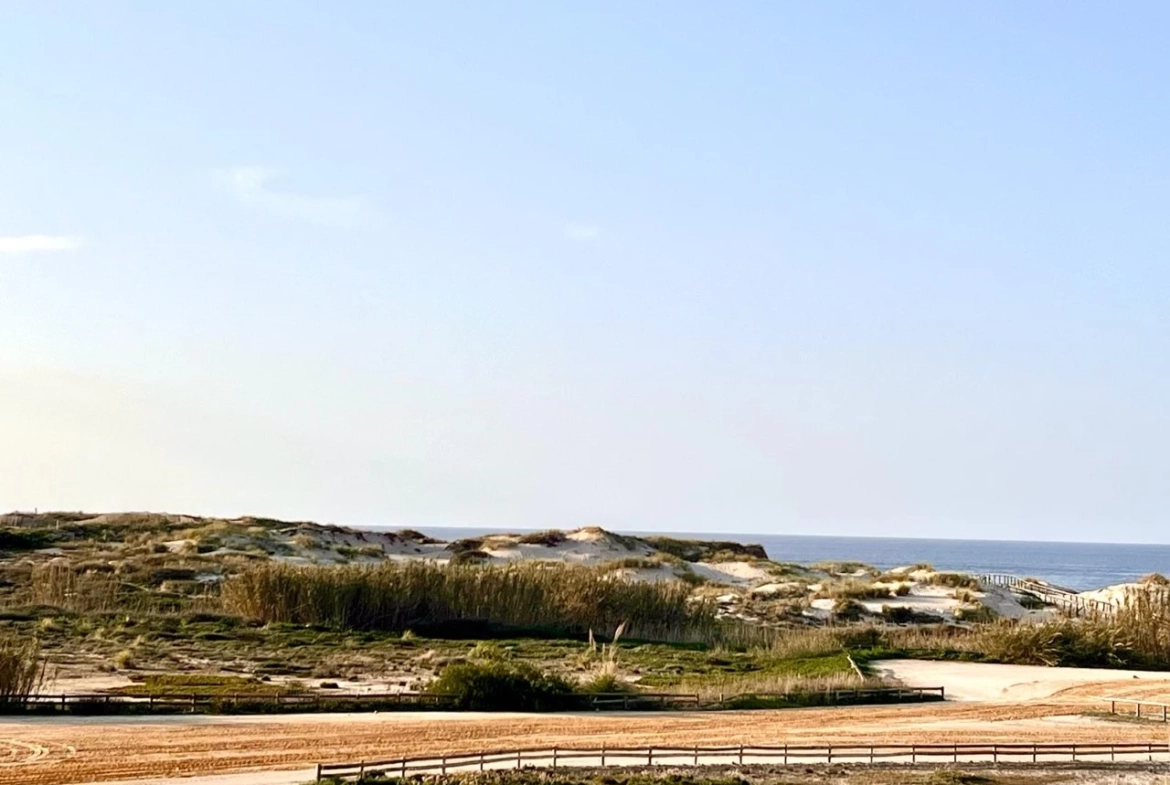 MORADIA EM BANDA COM 3 QUARTOS E LUGAR DE GARAGEM JUNTO À BEIRA MAR, NO PRAIA D’EL REY BEACH & GOLF RESORT, PERTO DAS PRAIAS DE PENICHE