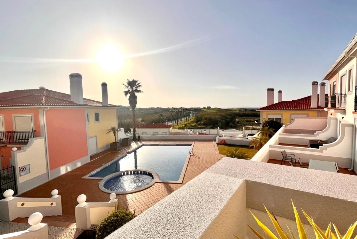 MORADIA EM BANDA COM 3 QUARTOS E LUGAR DE GARAGEM JUNTO À BEIRA MAR, NO PRAIA D’EL REY BEACH & GOLF RESORT, PERTO DAS PRAIAS DE PENICHE