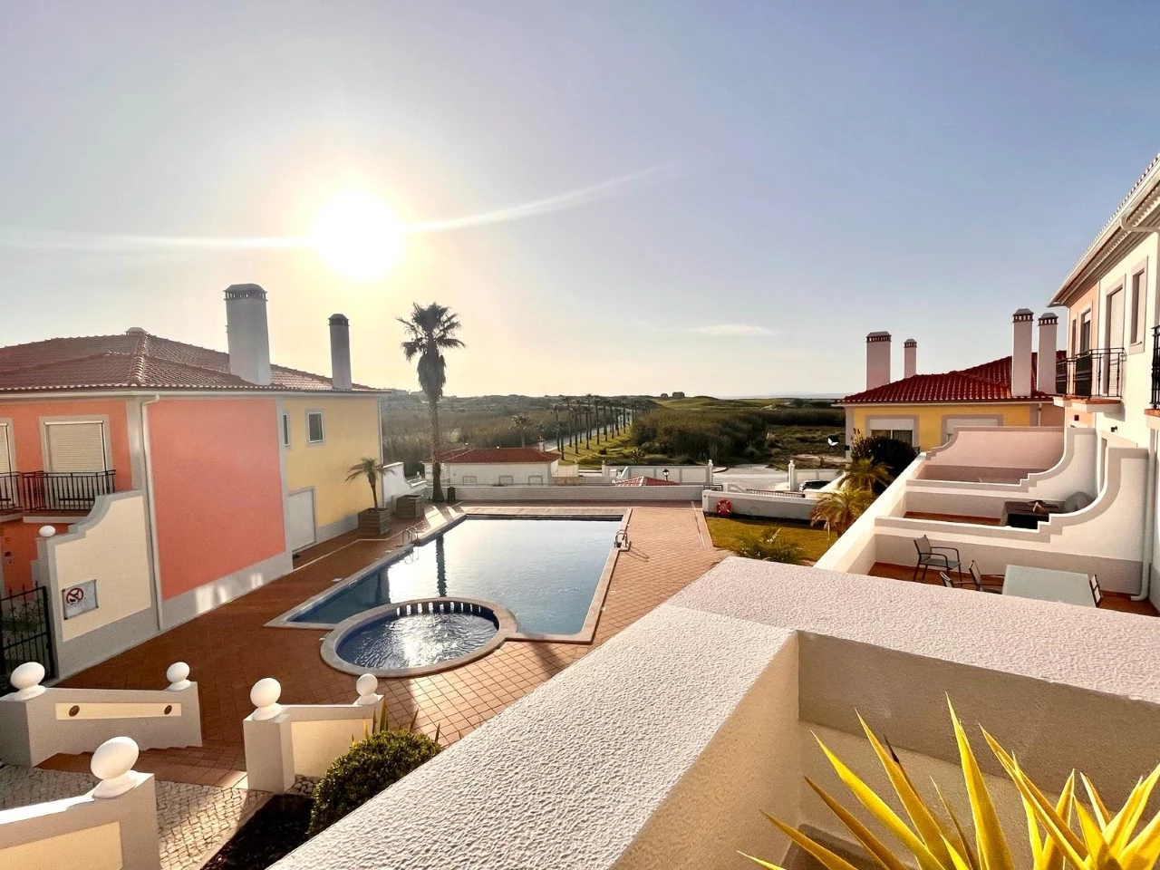 23 MORADIA EM BANDA COM 3 QUARTOS E LUGAR DE GARAGEM JUNTO À BEIRA MAR, NO PRAIA D’EL REY BEACH & GOLF RESORT, PERTO DAS PRAIAS DE PENICHE