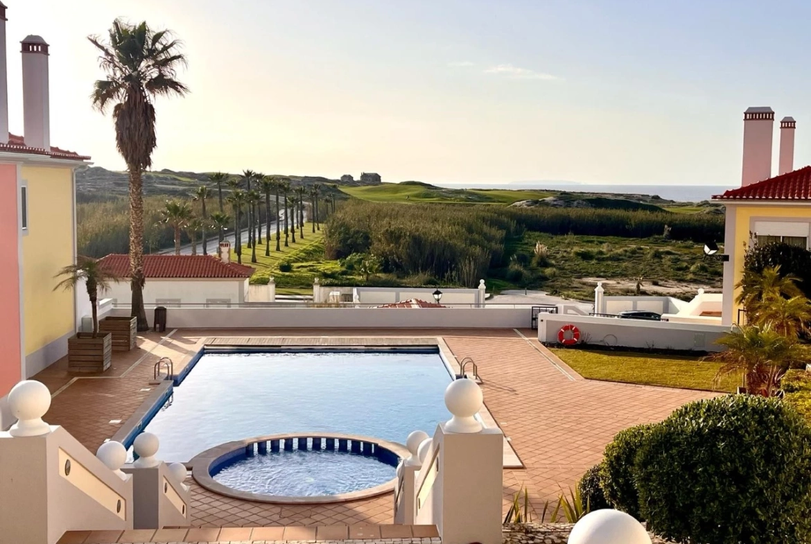 MORADIA EM BANDA COM 3 QUARTOS E LUGAR DE GARAGEM JUNTO À BEIRA MAR, NO PRAIA D’EL REY BEACH & GOLF RESORT, PERTO DAS PRAIAS DE PENICHE