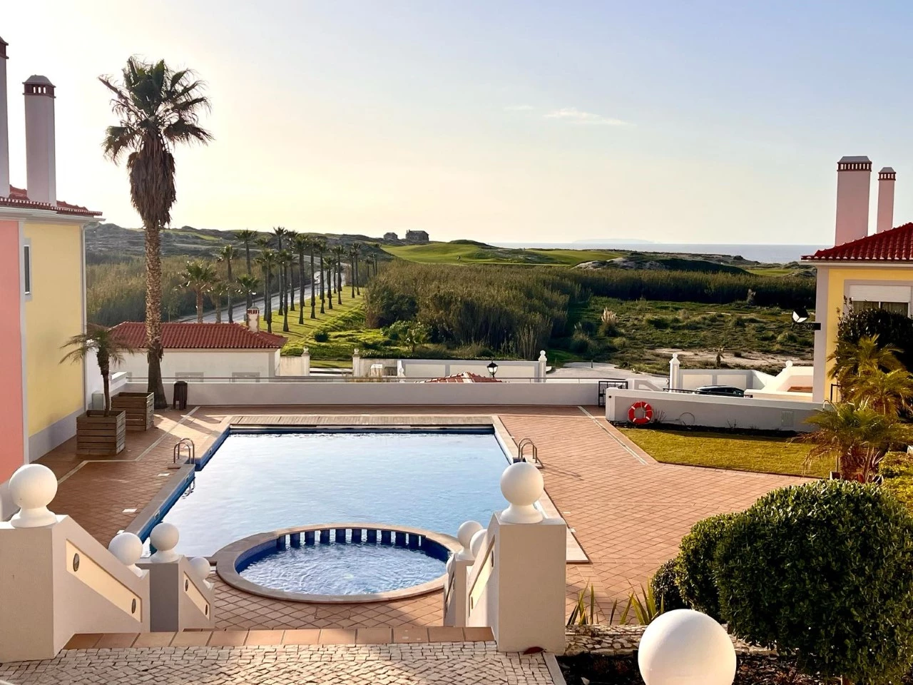 24 MORADIA EM BANDA COM 3 QUARTOS E LUGAR DE GARAGEM JUNTO À BEIRA MAR, NO PRAIA D’EL REY BEACH & GOLF RESORT, PERTO DAS PRAIAS DE PENICHE