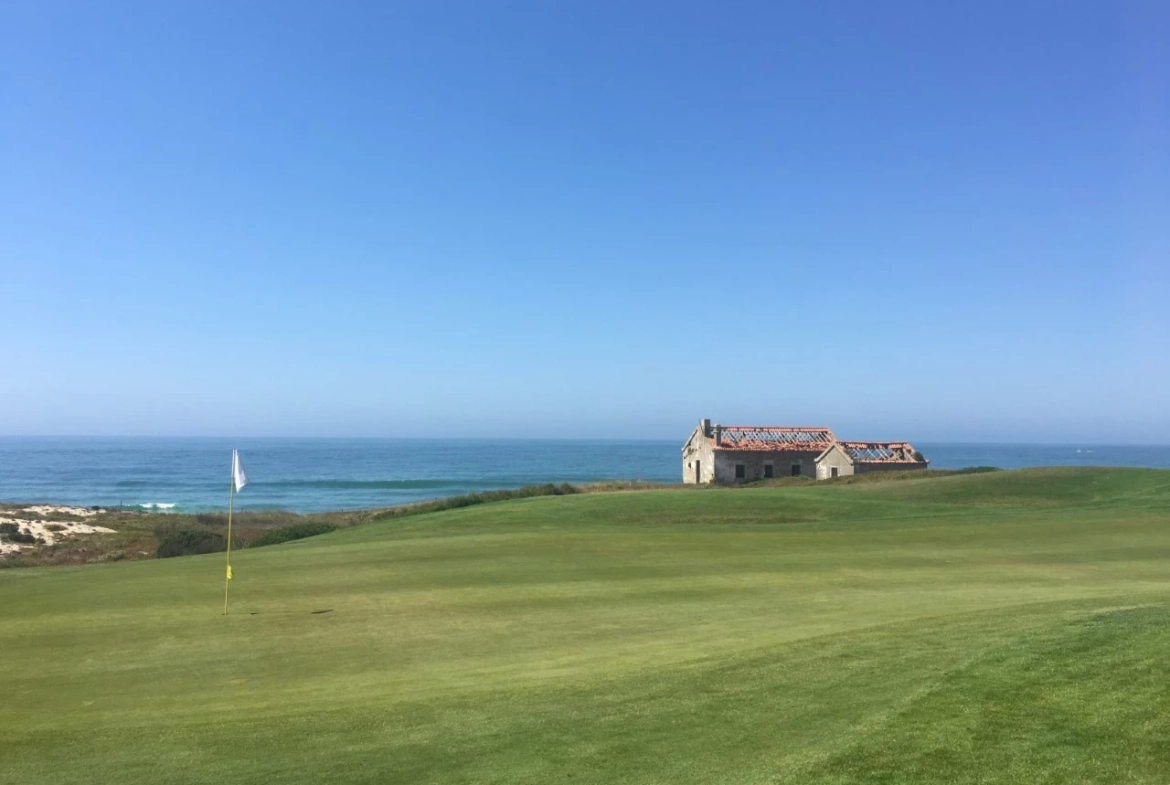 MORADIA EM BANDA COM 3 QUARTOS E LUGAR DE GARAGEM JUNTO À BEIRA MAR, NO PRAIA D’EL REY BEACH & GOLF RESORT, PERTO DAS PRAIAS DE PENICHE
