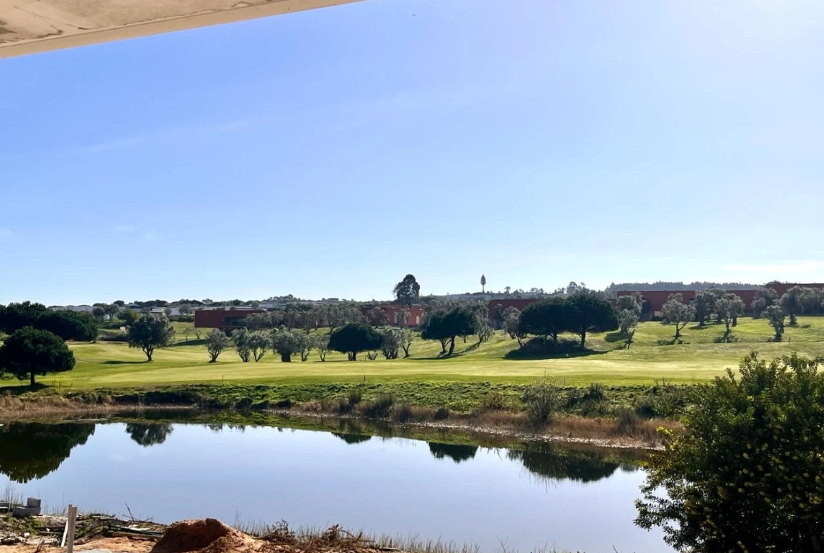 MORADIA ISOLADA COM 4 QUARTOS, JARDIM E PISCINA NO BOM SUCESSO RESORT, A 7 MINUTOS DA LAGOA DE ÓBIDOS E DAS PRAIAS DO OESTE