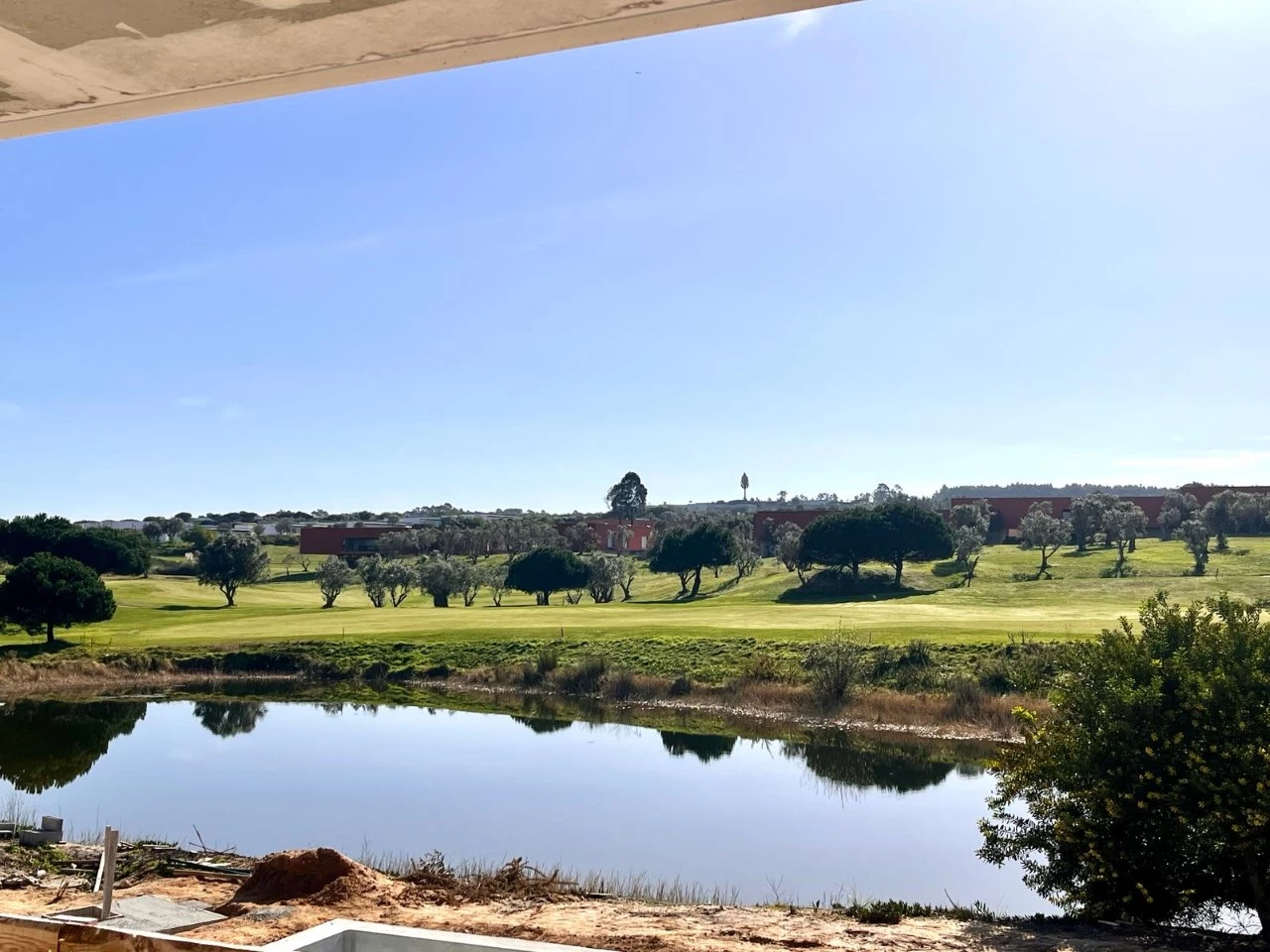 27 MORADIA ISOLADA COM 4 QUARTOS, JARDIM E PISCINA NO BOM SUCESSO RESORT, A 7 MINUTOS DA LAGOA DE ÓBIDOS E DAS PRAIAS DO OESTE