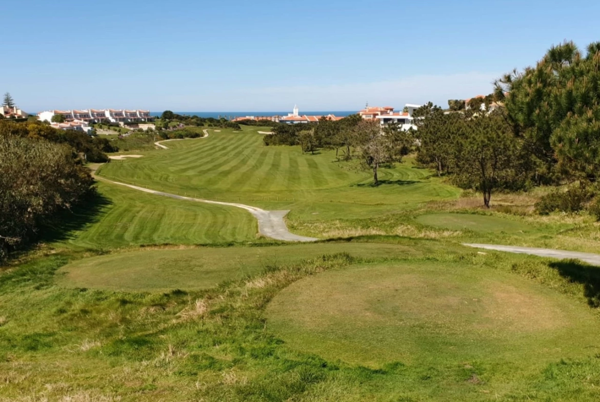 MORADIA EM BANDA COM 3 QUARTOS E LUGAR DE GARAGEM JUNTO À BEIRA MAR, NO PRAIA D’EL REY BEACH & GOLF RESORT, PERTO DAS PRAIAS DE PENICHE