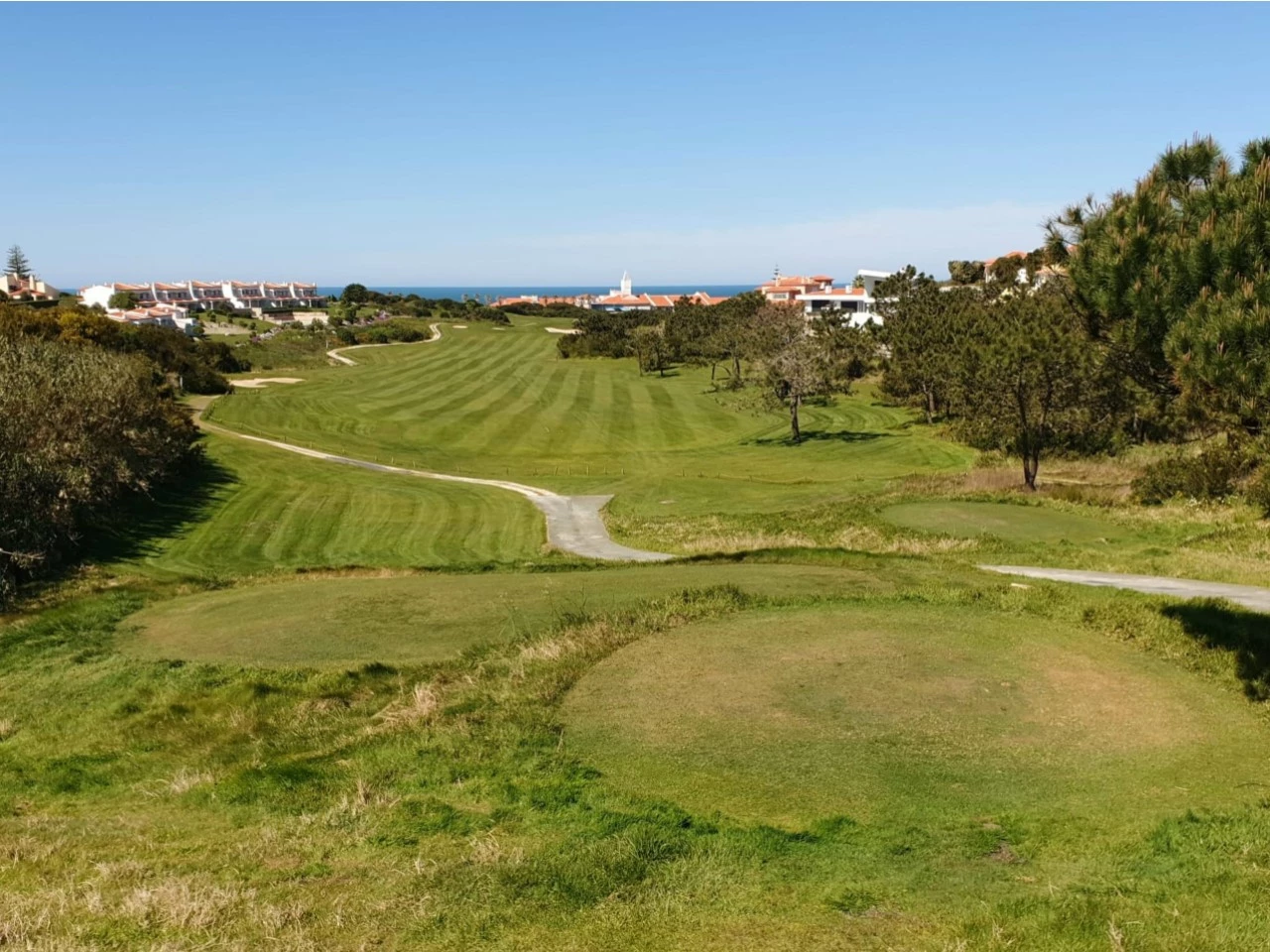 27 MORADIA EM BANDA COM 3 QUARTOS E LUGAR DE GARAGEM JUNTO À BEIRA MAR, NO PRAIA D’EL REY BEACH & GOLF RESORT, PERTO DAS PRAIAS DE PENICHE