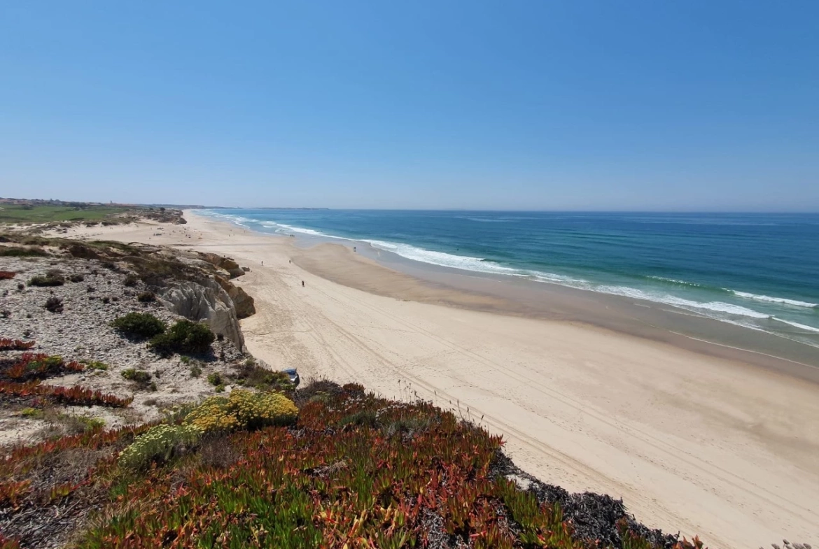 MORADIA EM BANDA COM 3 QUARTOS E LUGAR DE GARAGEM JUNTO À BEIRA MAR, NO PRAIA D’EL REY BEACH & GOLF RESORT, PERTO DAS PRAIAS DE PENICHE