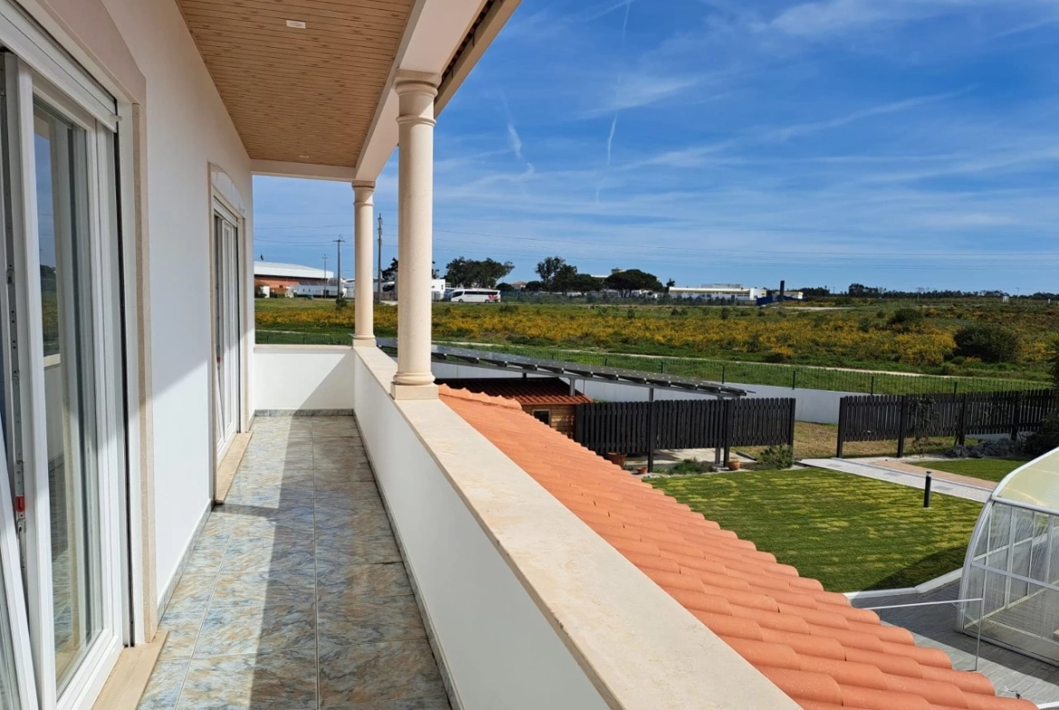 MORADIA COM EXCELENTES AREAS E PISCINA A 3 MINUTOS DA PRAIA DA VIEIRA