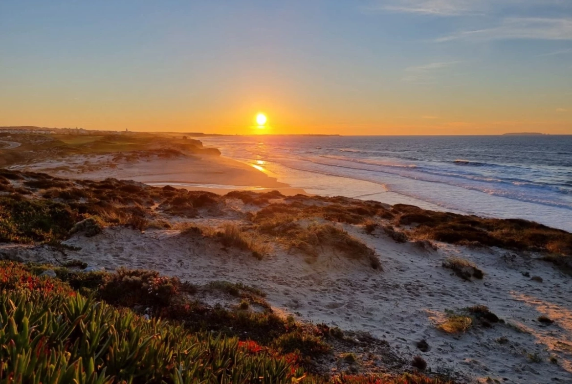 MORADIA EM BANDA COM 3 QUARTOS E LUGAR DE GARAGEM JUNTO À BEIRA MAR, NO PRAIA D’EL REY BEACH & GOLF RESORT, PERTO DAS PRAIAS DE PENICHE