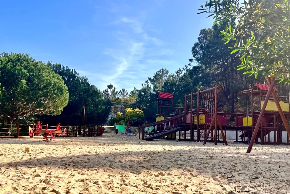 MORADIA ISOLADA COM 4 QUARTOS, JARDIM E PISCINA NO BOM SUCESSO RESORT, A 7 MINUTOS DA LAGOA DE ÓBIDOS E DAS PRAIAS DO OESTE