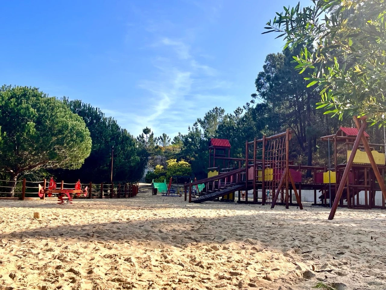 35 MORADIA ISOLADA COM 4 QUARTOS, JARDIM E PISCINA NO BOM SUCESSO RESORT, A 7 MINUTOS DA LAGOA DE ÓBIDOS E DAS PRAIAS DO OESTE