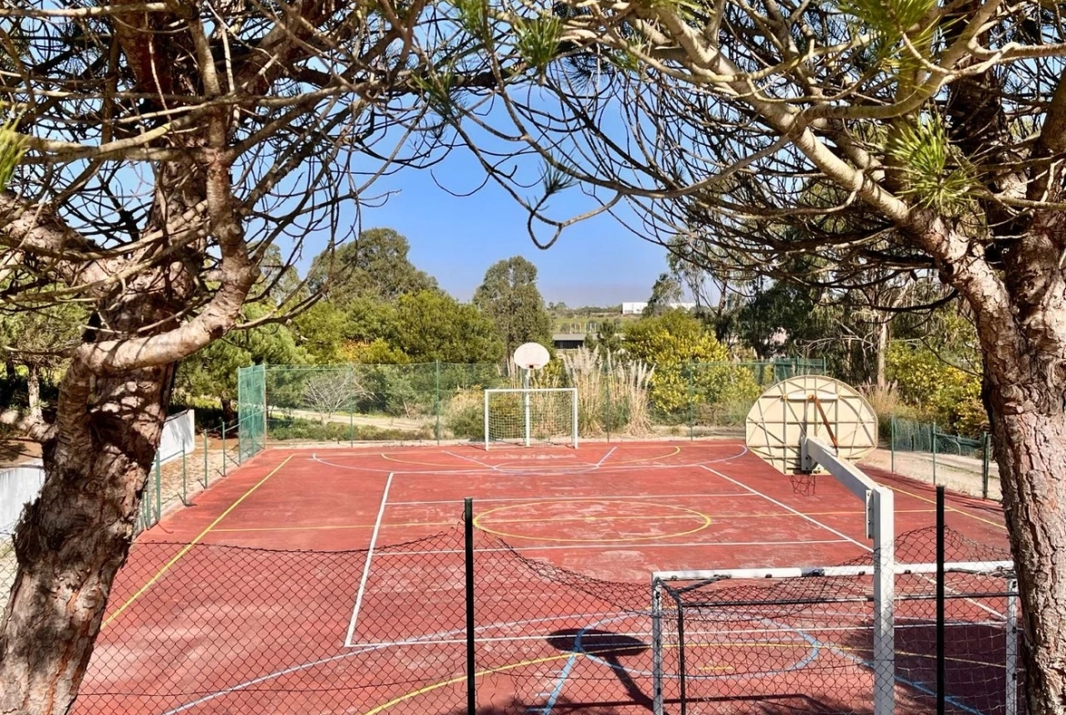 MORADIA ISOLADA COM 4 QUARTOS, JARDIM E PISCINA NO BOM SUCESSO RESORT, A 7 MINUTOS DA LAGOA DE ÓBIDOS E DAS PRAIAS DO OESTE