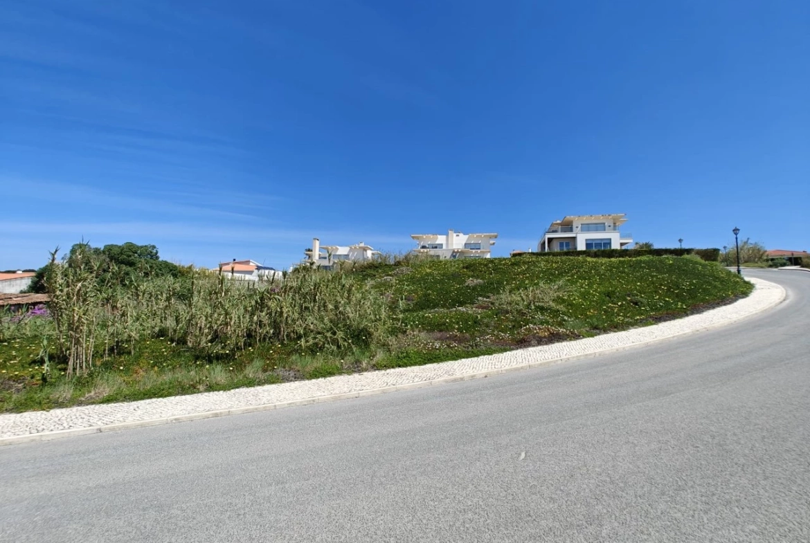 TERRENO COM VISTA MAR JUNTO AOS CAMPOS DE GOLFE – ÓBIDOS > AMOREIRA