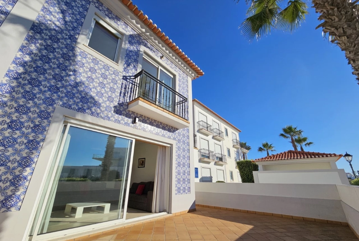 VIVA O PARAÍSO À BEIRA-MAR: MORADIA T4 COM VISTA DESLUMBRANTE NA PRAIA DEL REY