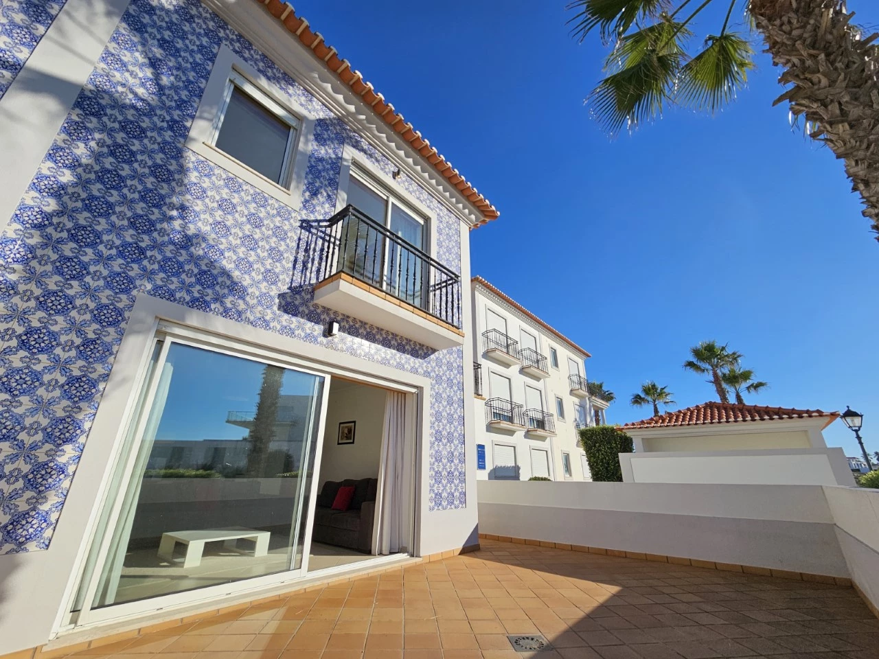 05 VIVA O PARAÍSO À BEIRA-MAR: MORADIA T4 COM VISTA DESLUMBRANTE NA PRAIA DEL REY