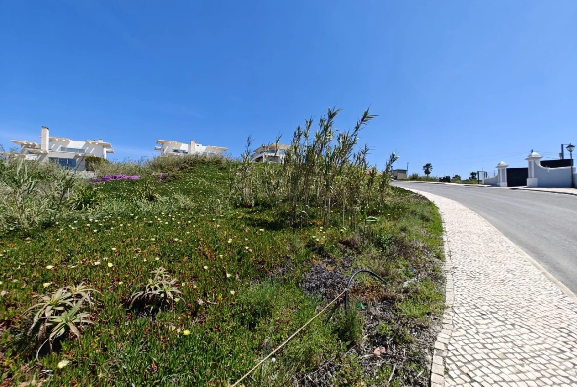 TERRENO COM VISTA MAR JUNTO AOS CAMPOS DE GOLFE – ÓBIDOS > AMOREIRA