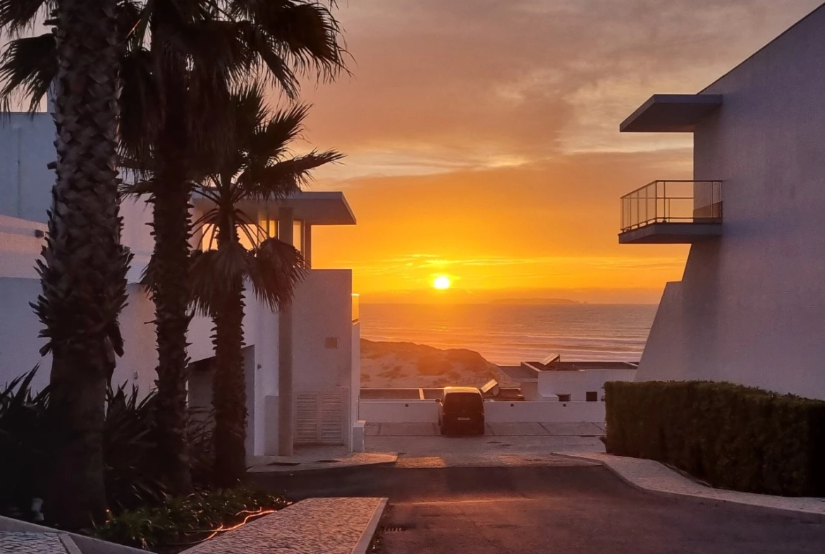 VIVA O PARAÍSO À BEIRA-MAR: MORADIA T4 COM VISTA DESLUMBRANTE NA PRAIA DEL REY