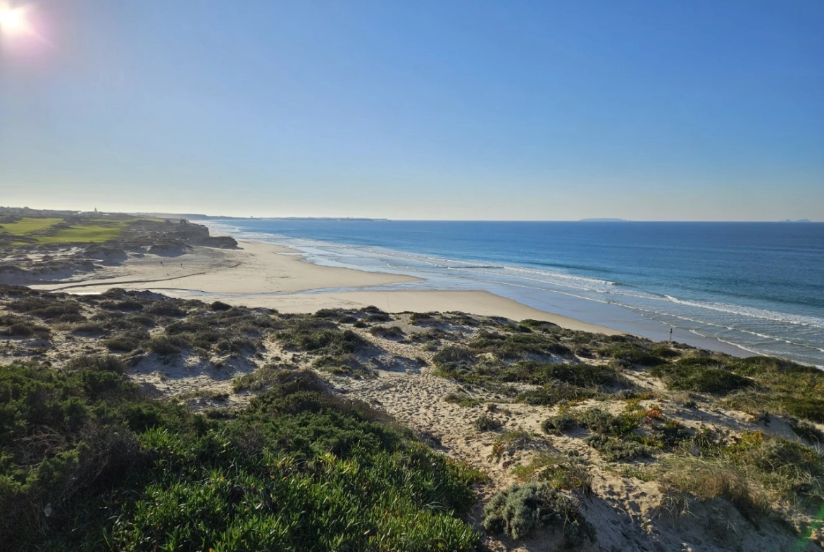 VIVA O PARAÍSO À BEIRA-MAR: MORADIA T4 COM VISTA DESLUMBRANTE NA PRAIA DEL REY