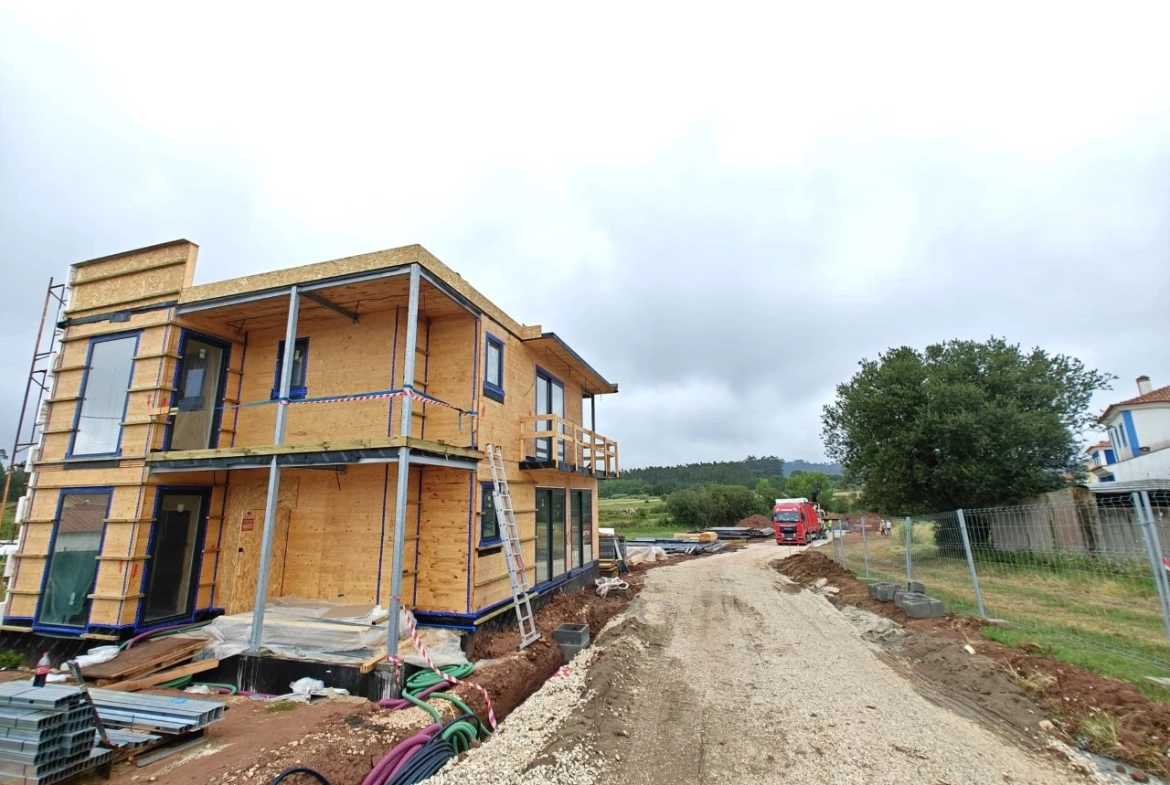 Eco Moradias em condomínio com piscina a apenas 15 minutos das praias