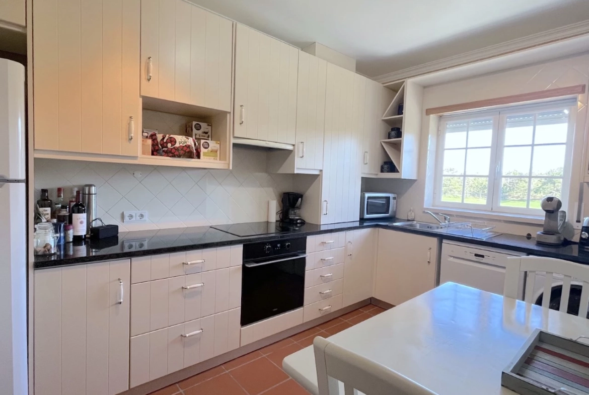 Apartamento T3 com terraço e vista para o golf no Praia d’el Rey Beach & Golf Resort, junto às praias do Baleal