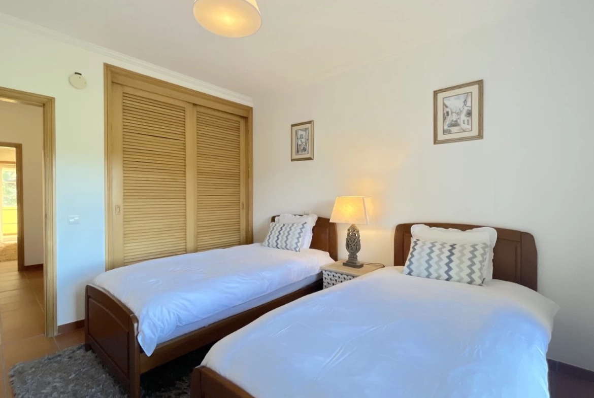 Apartamento T3 com terraço e vista para o golf no Praia d’el Rey Beach & Golf Resort, junto às praias do Baleal