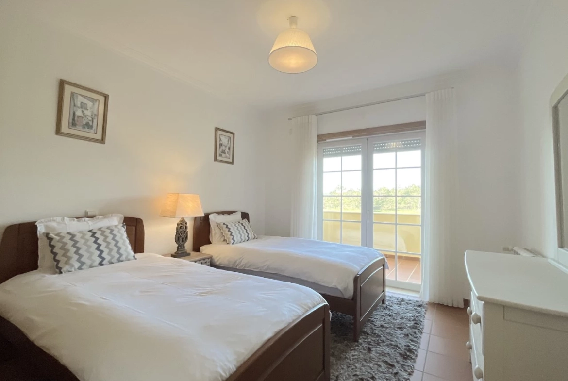 Apartamento T3 com terraço e vista para o golf no Praia d’el Rey Beach & Golf Resort, junto às praias do Baleal