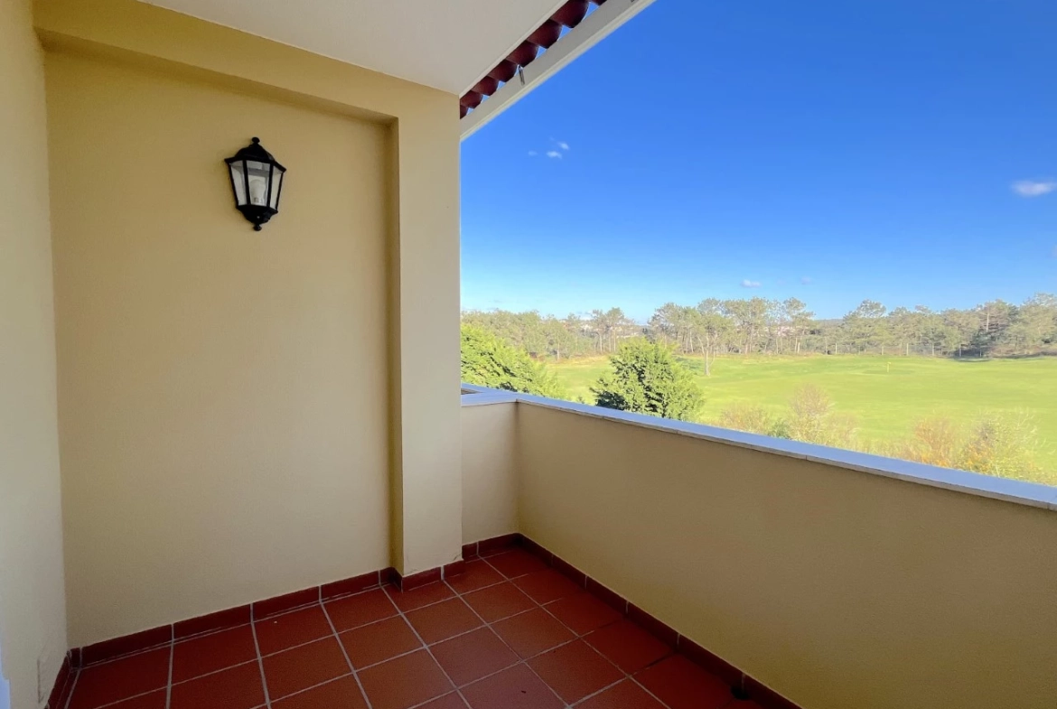 Apartamento T3 com terraço e vista para o golf no Praia d’el Rey Beach & Golf Resort, junto às praias do Baleal