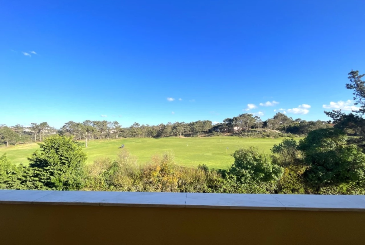 Apartamento T3 com terraço e vista para o golf no Praia d’el Rey Beach & Golf Resort, junto às praias do Baleal