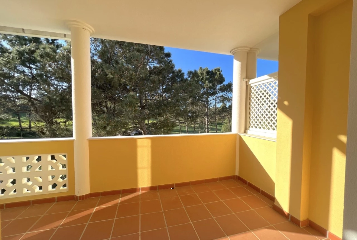 Apartamento T3 com terraço e vista para o golf no Praia d’el Rey Beach & Golf Resort, junto às praias do Baleal