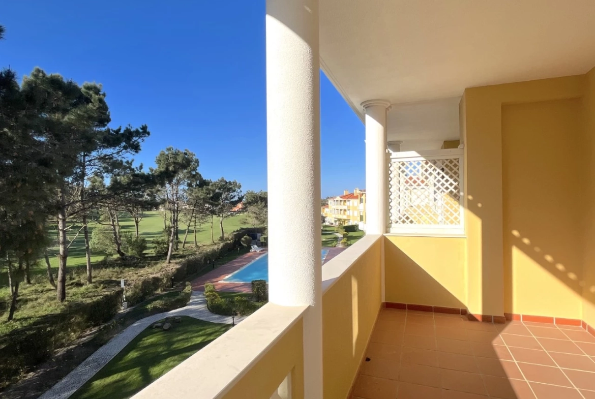 Apartamento T3 com terraço e vista para o golf no Praia d’el Rey Beach & Golf Resort, junto às praias do Baleal