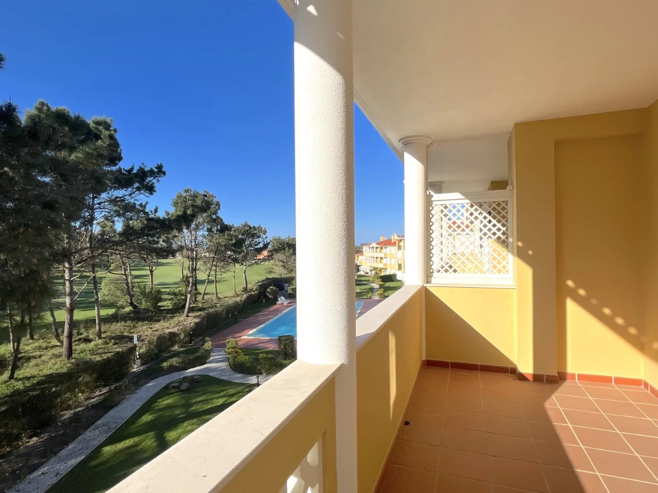 ID0cd29401-0000-0500-0000-000015063063.jpg Apartamento T3 com terraço e vista para o golf no Praia d’el Rey Beach & Golf Resort, junto às praias do Baleal