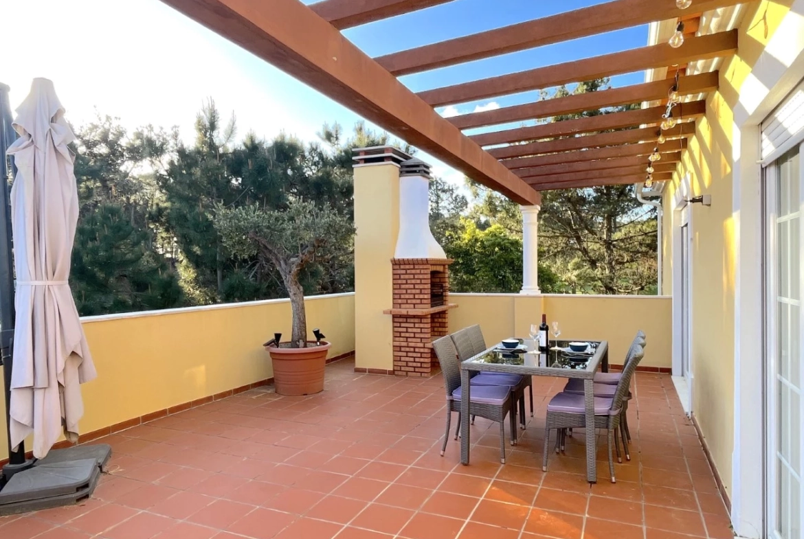 Apartamento T3 com terraço e vista para o golf no Praia d’el Rey Beach & Golf Resort, junto às praias do Baleal
