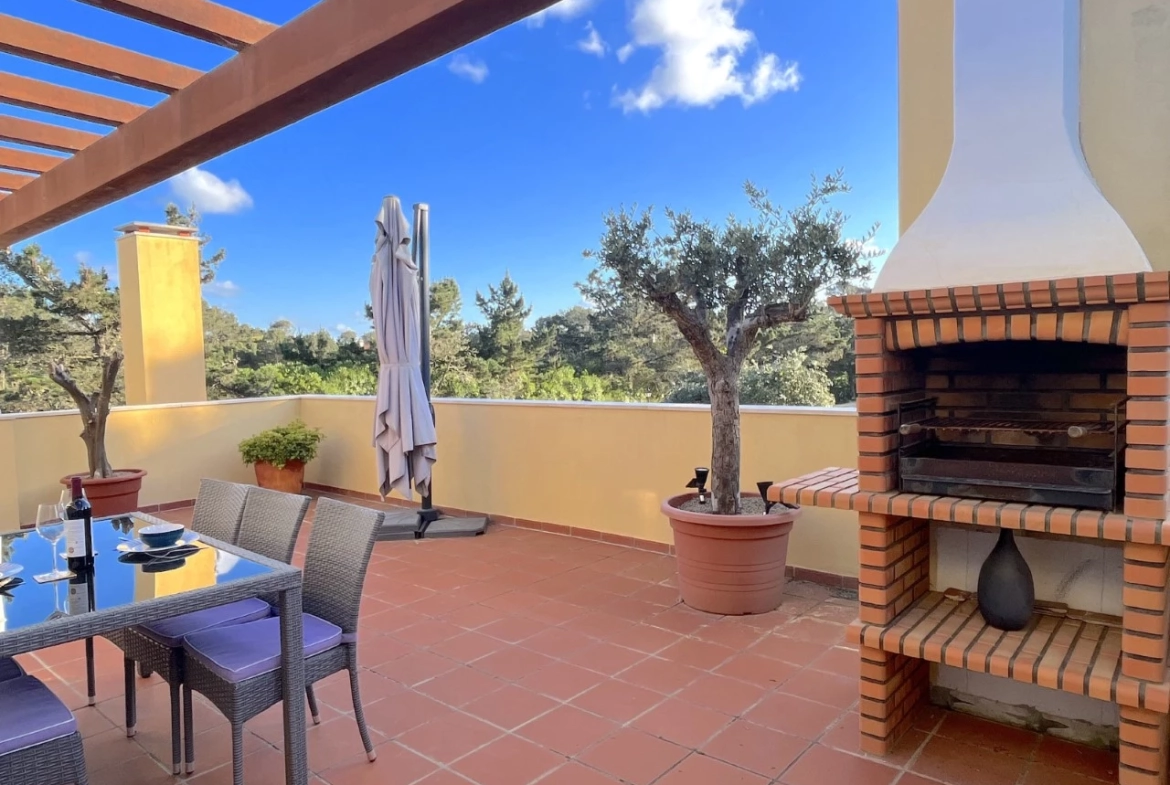 Apartamento T3 com terraço e vista para o golf no Praia d’el Rey Beach & Golf Resort, junto às praias do Baleal