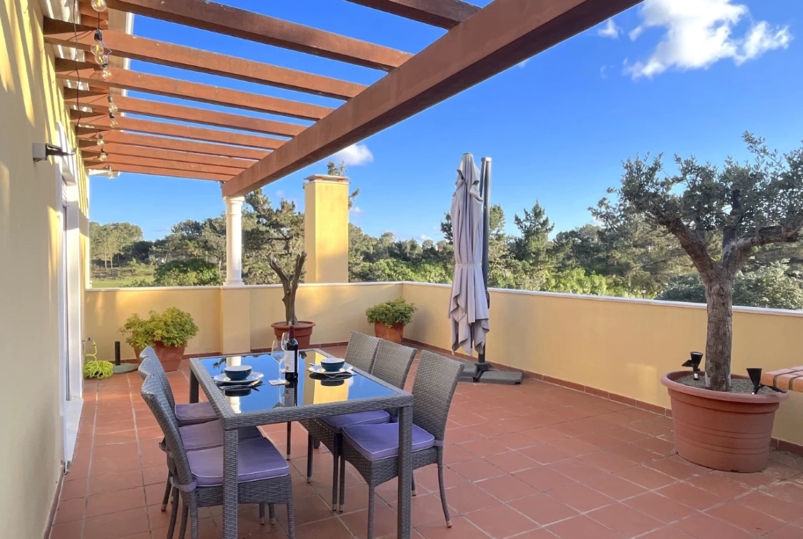 Apartamento T3 com terraço e vista para o golf no Praia d’el Rey Beach & Golf Resort, junto às praias do Baleal