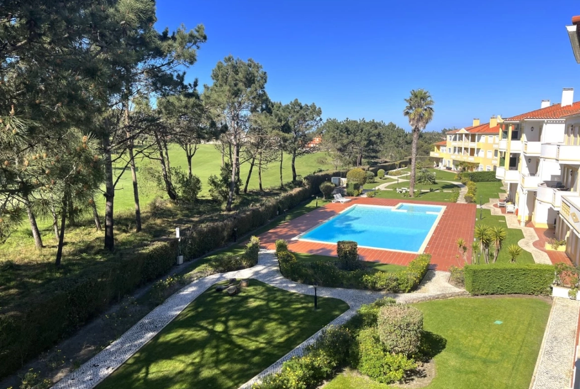 Apartamento T3 com terraço e vista para o golf no Praia d’el Rey Beach & Golf Resort, junto às praias do Baleal