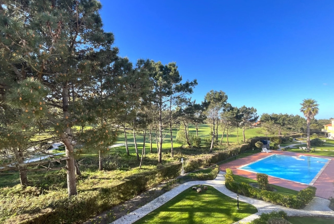 Apartamento T3 com terraço e vista para o golf no Praia d’el Rey Beach & Golf Resort, junto às praias do Baleal